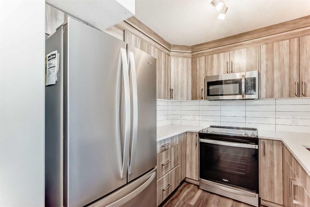 2425-6118 80 Avenue Ne, Calgary, AB - Indoor Photo Showing Kitchen With Stainless Steel Kitchen With Upgraded Kitchen