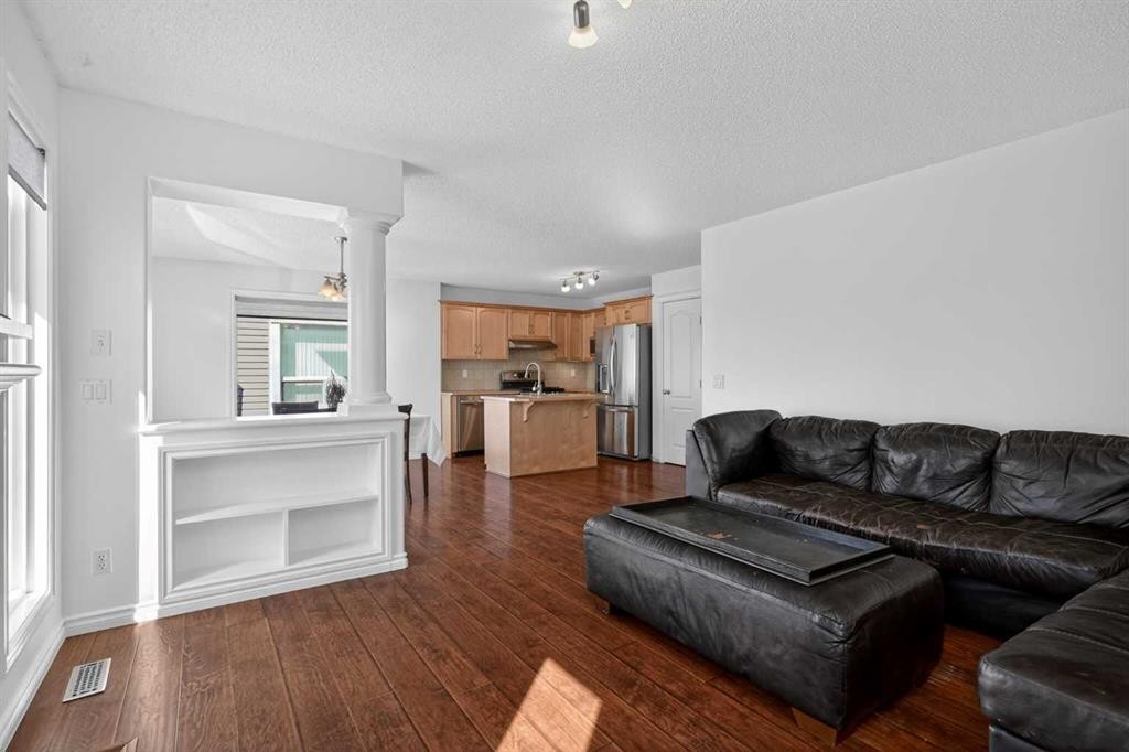 268 Westmount Crescent, Okotoks, AB - Indoor Photo Showing Living Room