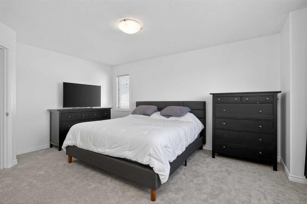 268 Westmount Crescent, Okotoks, AB - Indoor Photo Showing Bedroom
