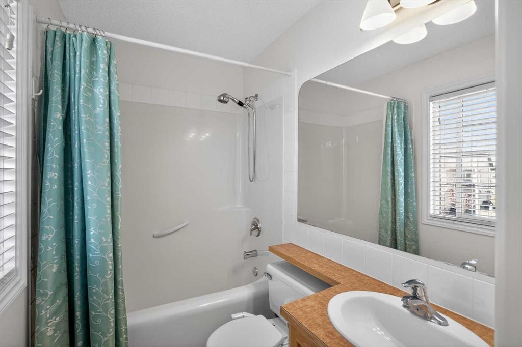 268 Westmount Crescent, Okotoks, AB - Indoor Photo Showing Bathroom