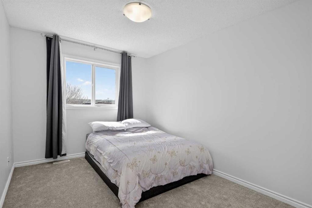 268 Westmount Crescent, Okotoks, AB - Indoor Photo Showing Bedroom