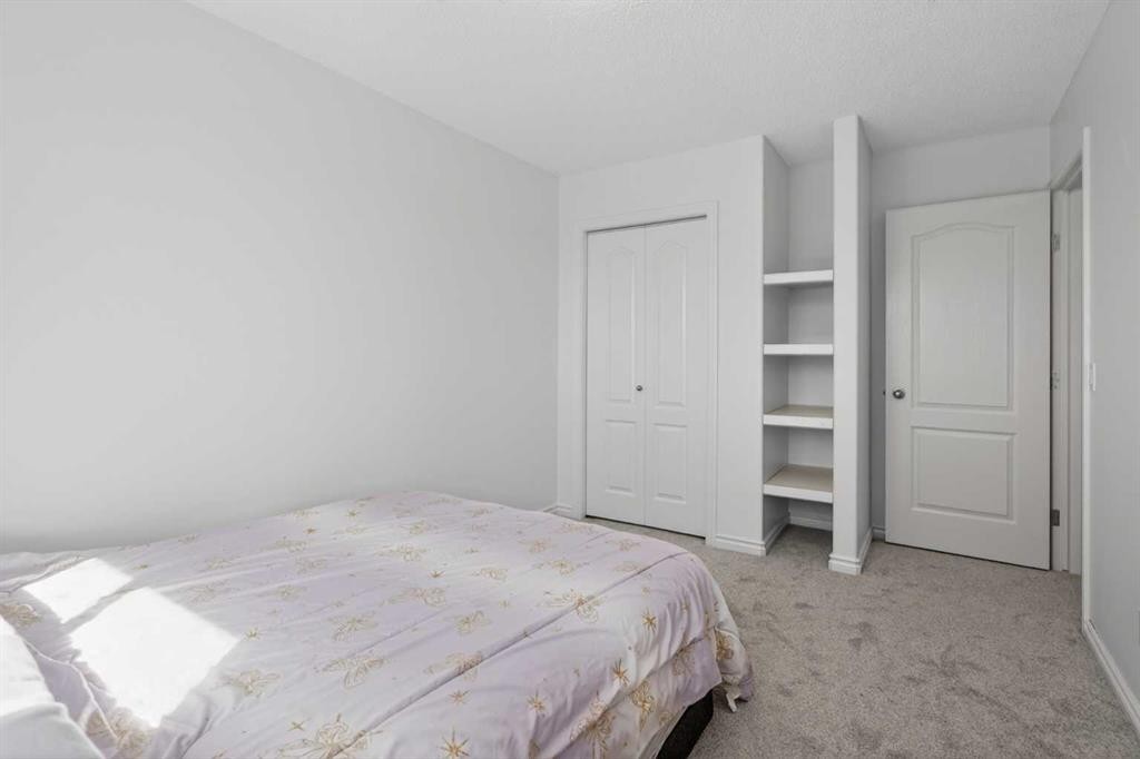 268 Westmount Crescent, Okotoks, AB - Indoor Photo Showing Bedroom