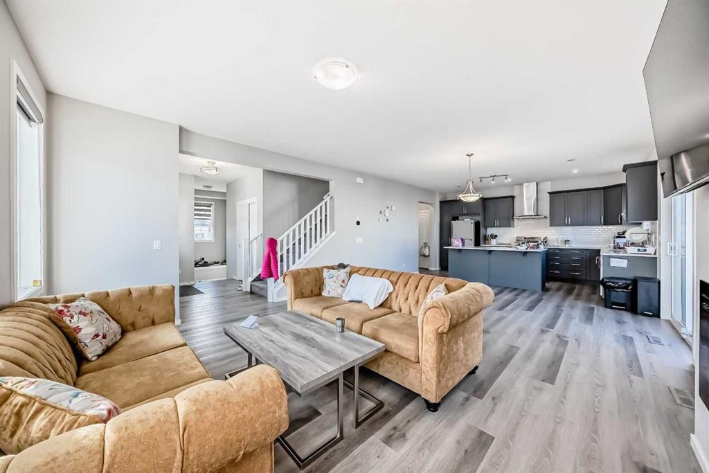 126 Cityspring Gate Ne, Calgary, AB - Indoor Photo Showing Living Room