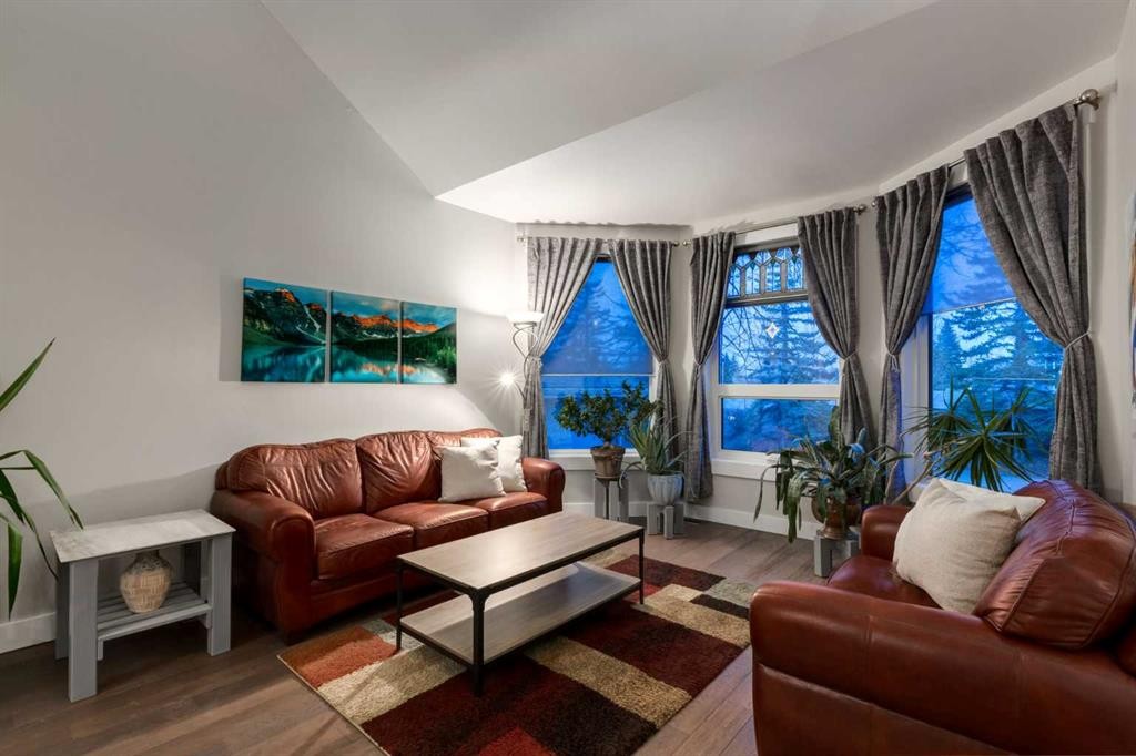 9915 Patton Road Sw, Calgary, AB - Indoor Photo Showing Living Room