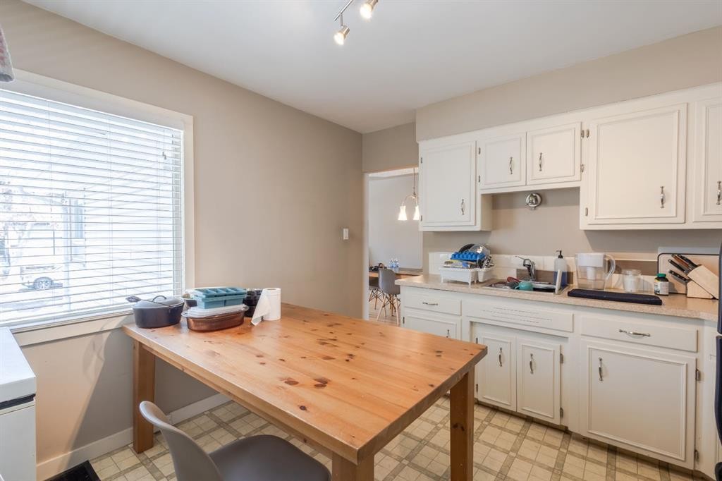 719 27 Avenue Nw, Calgary, AB - Indoor Photo Showing Kitchen