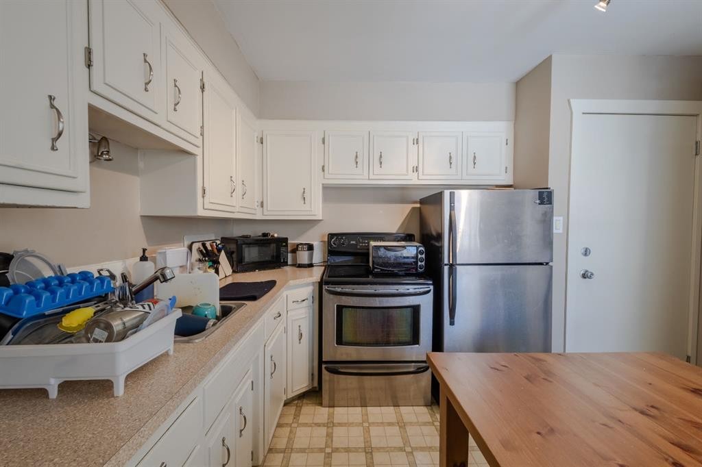 719 27 Avenue Nw, Calgary, AB - Indoor Photo Showing Kitchen