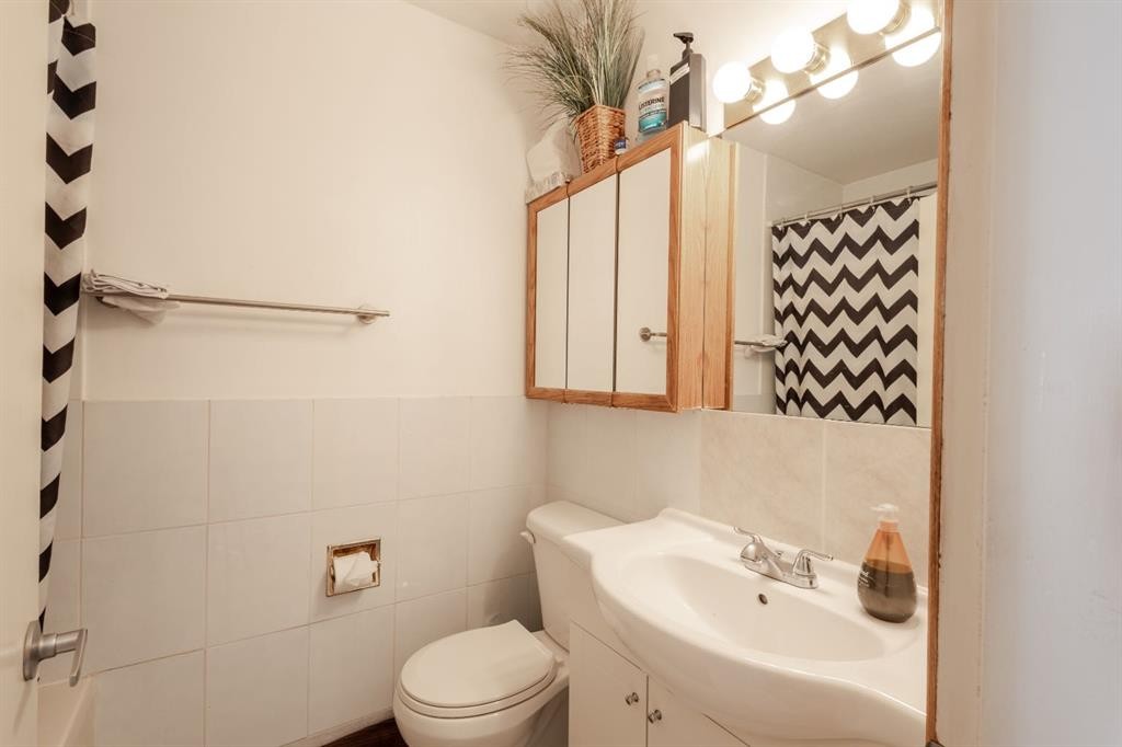 719 27 Avenue Nw, Calgary, AB - Indoor Photo Showing Bathroom
