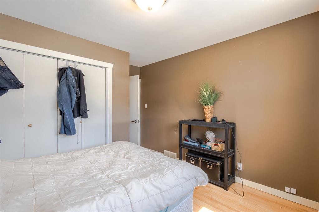 719 27 Avenue Nw, Calgary, AB - Indoor Photo Showing Bedroom