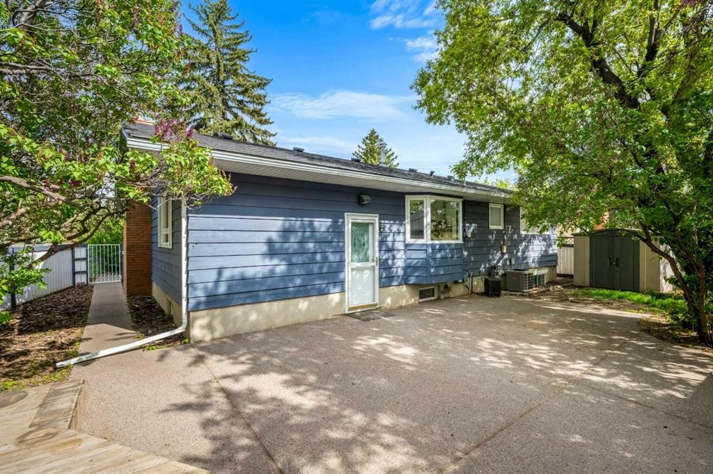235 Lake Rosen Crescent Se, Calgary, AB - Outdoor