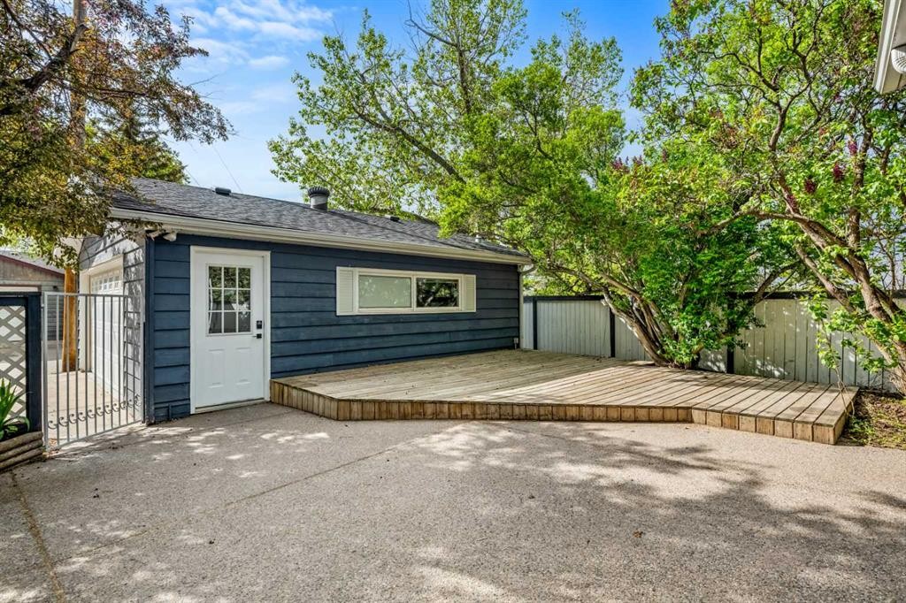 235 Lake Rosen Crescent Se, Calgary, AB - Outdoor