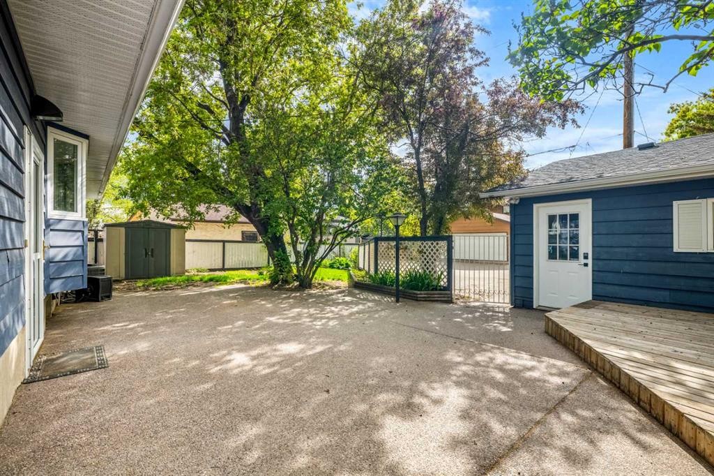 235 Lake Rosen Crescent Se, Calgary, AB - Outdoor