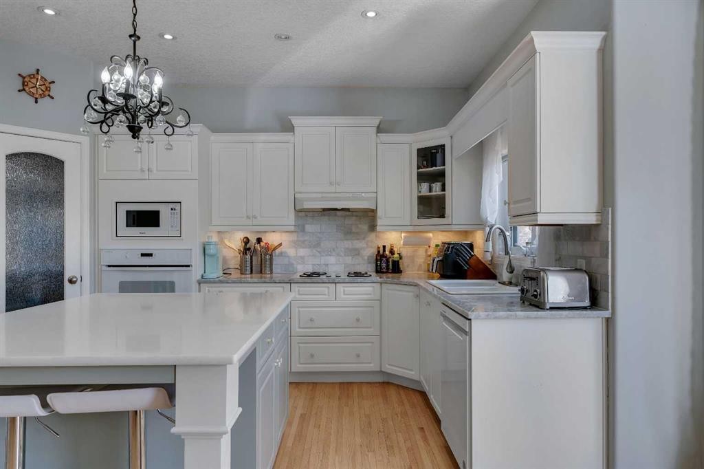 37 Mt Yamnuska Place Se, Calgary, AB - Indoor Photo Showing Kitchen With Upgraded Kitchen
