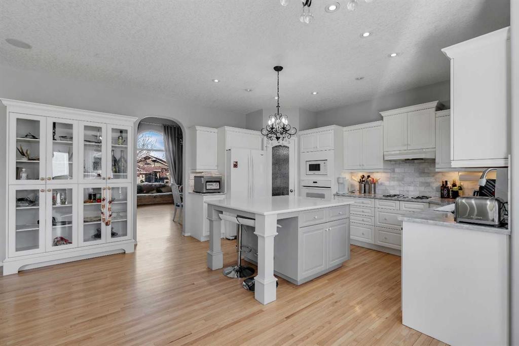 37 Mt Yamnuska Place Se, Calgary, AB - Indoor Photo Showing Kitchen With Upgraded Kitchen