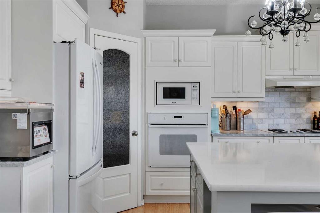37 Mt Yamnuska Place Se, Calgary, AB - Indoor Photo Showing Kitchen