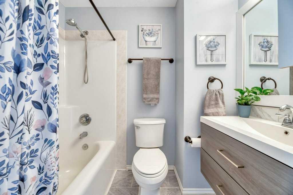 191 Strathaven Crescent, Strathmore, AB - Indoor Photo Showing Bathroom