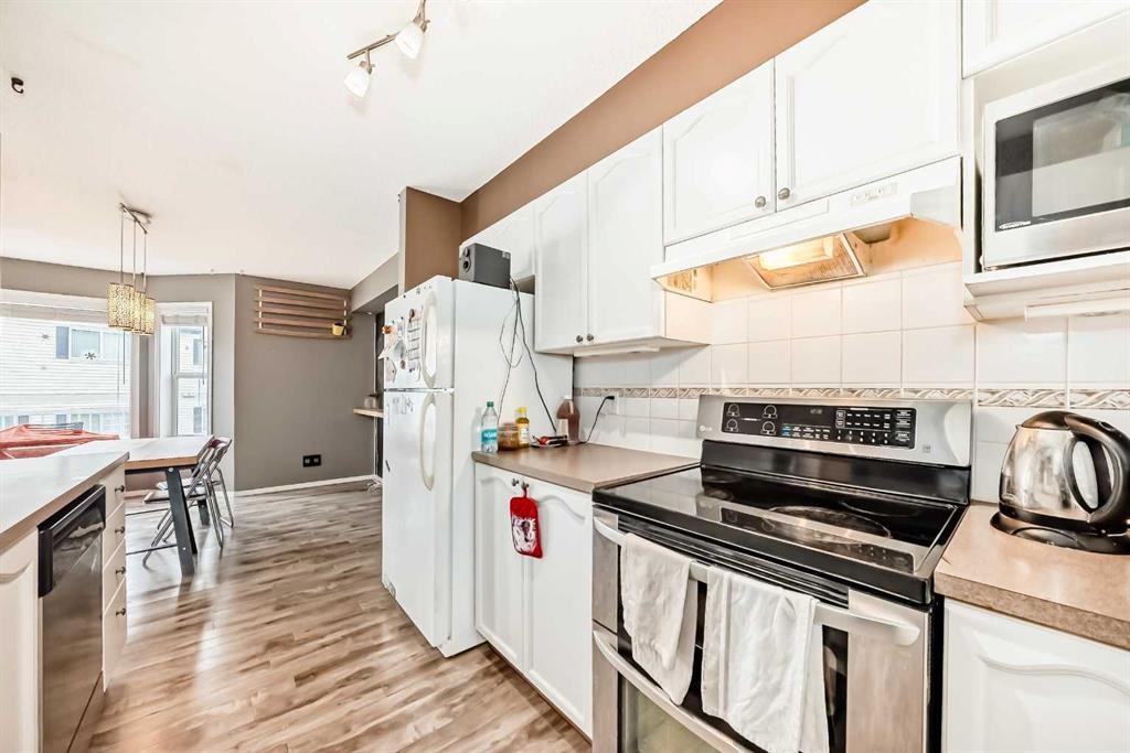 112 Country Village Cape Ne, Calgary, AB - Indoor Photo Showing Kitchen