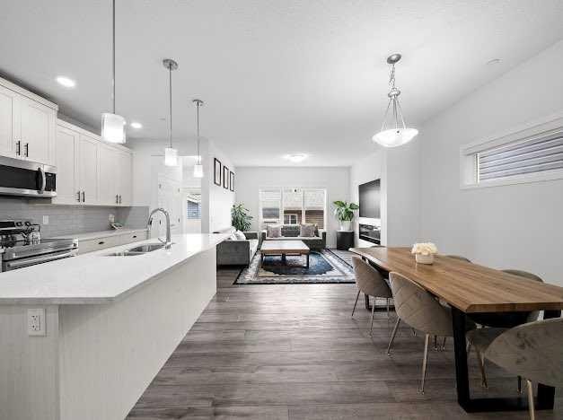 136 Lucas Street Nw, Calgary, AB - Indoor