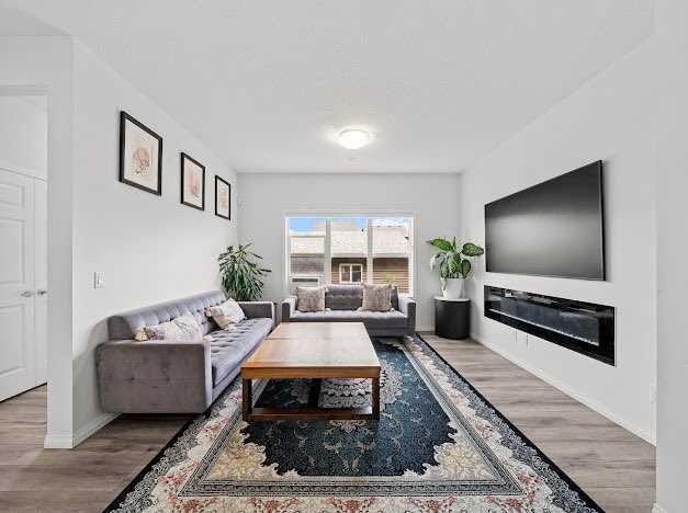 136 Lucas Street Nw, Calgary, AB - Indoor Photo Showing Living Room