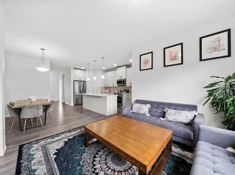 136 Lucas Street Nw, Calgary, AB - Indoor Photo Showing Living Room