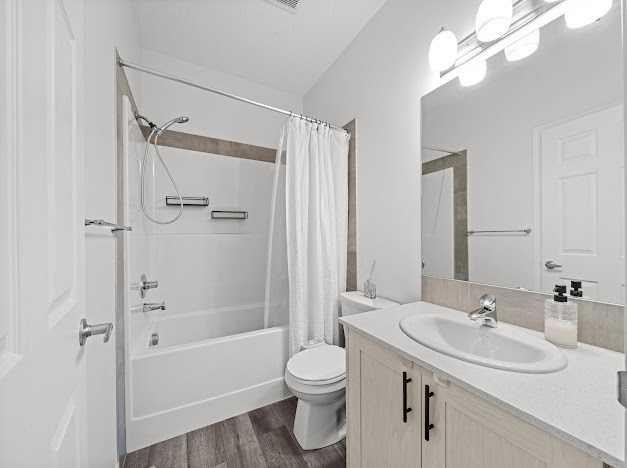 136 Lucas Street Nw, Calgary, AB - Indoor Photo Showing Bathroom