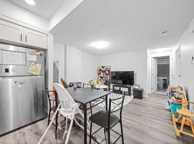 136 Lucas Street Nw, Calgary, AB - Indoor Photo Showing Dining Room