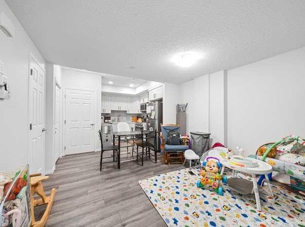 136 Lucas Street Nw, Calgary, AB - Indoor