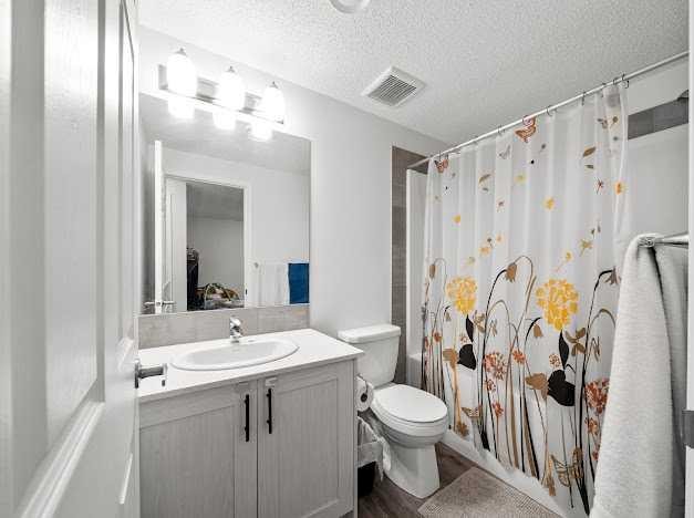 136 Lucas Street Nw, Calgary, AB - Indoor Photo Showing Bathroom