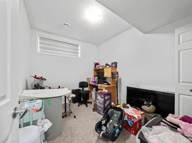 136 Lucas Street Nw, Calgary, AB - Indoor