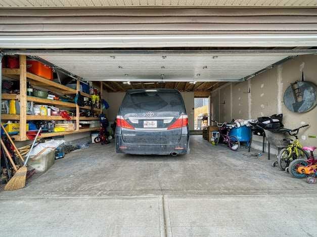 136 Lucas Street Nw, Calgary, AB - Indoor Photo Showing Garage