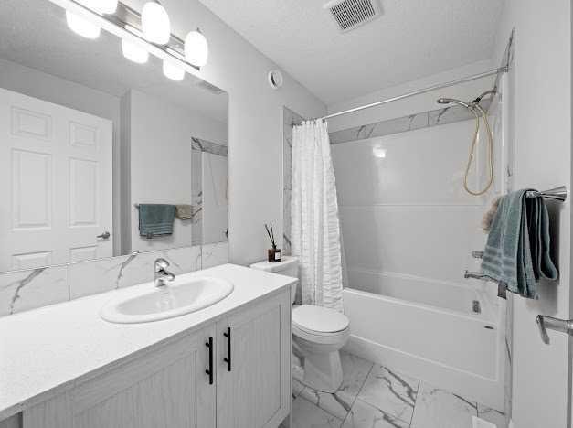 136 Lucas Street Nw, Calgary, AB - Indoor Photo Showing Bathroom