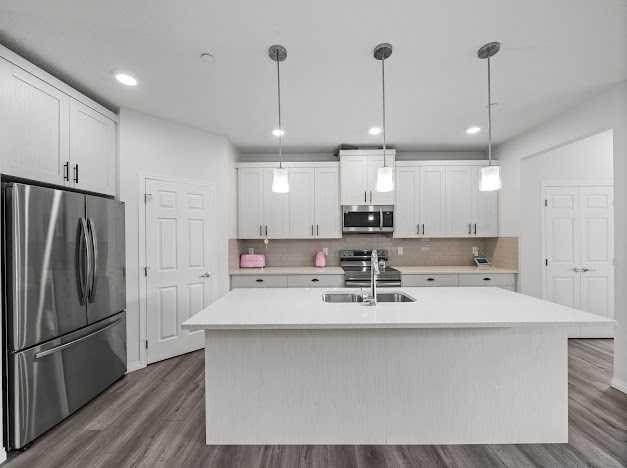 136 Lucas Street Nw, Calgary, AB - Indoor Photo Showing Kitchen With Double Sink With Upgraded Kitchen