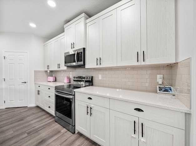 136 Lucas Street Nw, Calgary, AB - Indoor Photo Showing Kitchen With Upgraded Kitchen