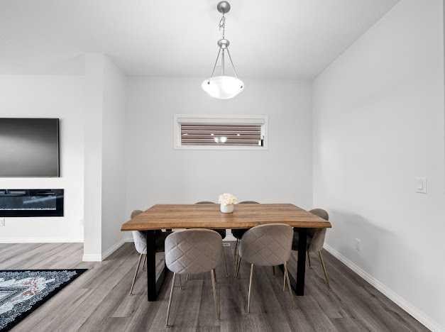 136 Lucas Street Nw, Calgary, AB - Indoor Photo Showing Dining Room