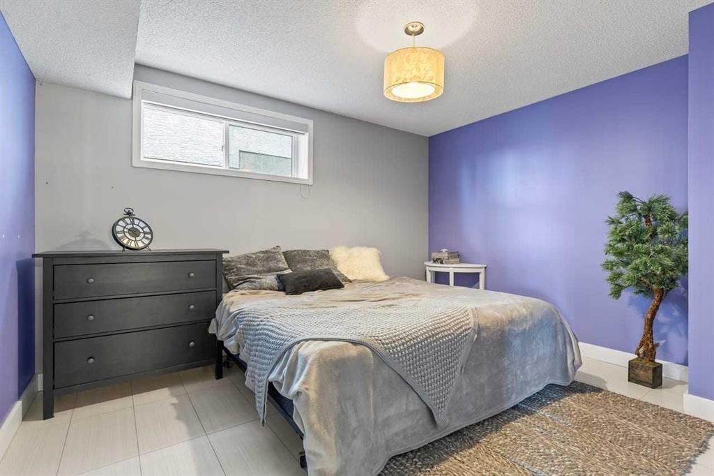 12 Arbour Estates Green Nw, Calgary, AB - Indoor Photo Showing Bedroom