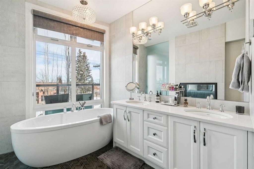 2109 20 Avenue Sw, Calgary, AB - Indoor Photo Showing Bathroom
