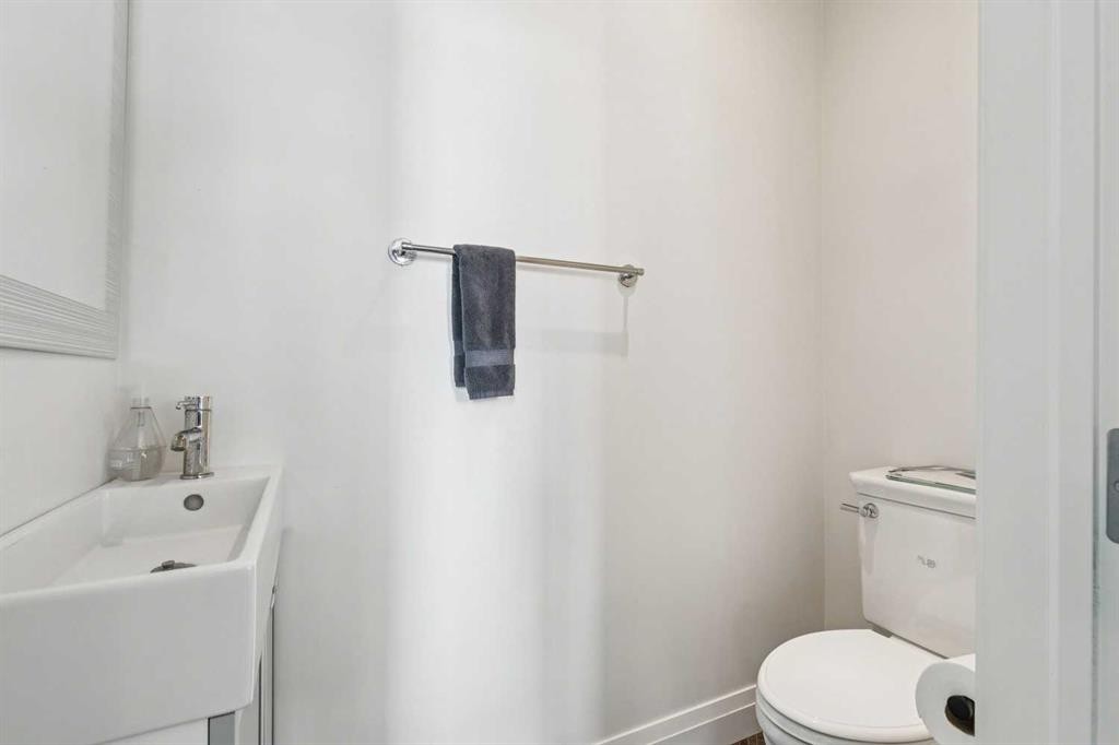 2109 20 Avenue Sw, Calgary, AB - Indoor Photo Showing Bathroom