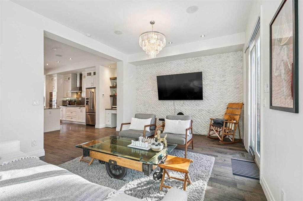 2109 20 Avenue Sw, Calgary, AB - Indoor Photo Showing Living Room