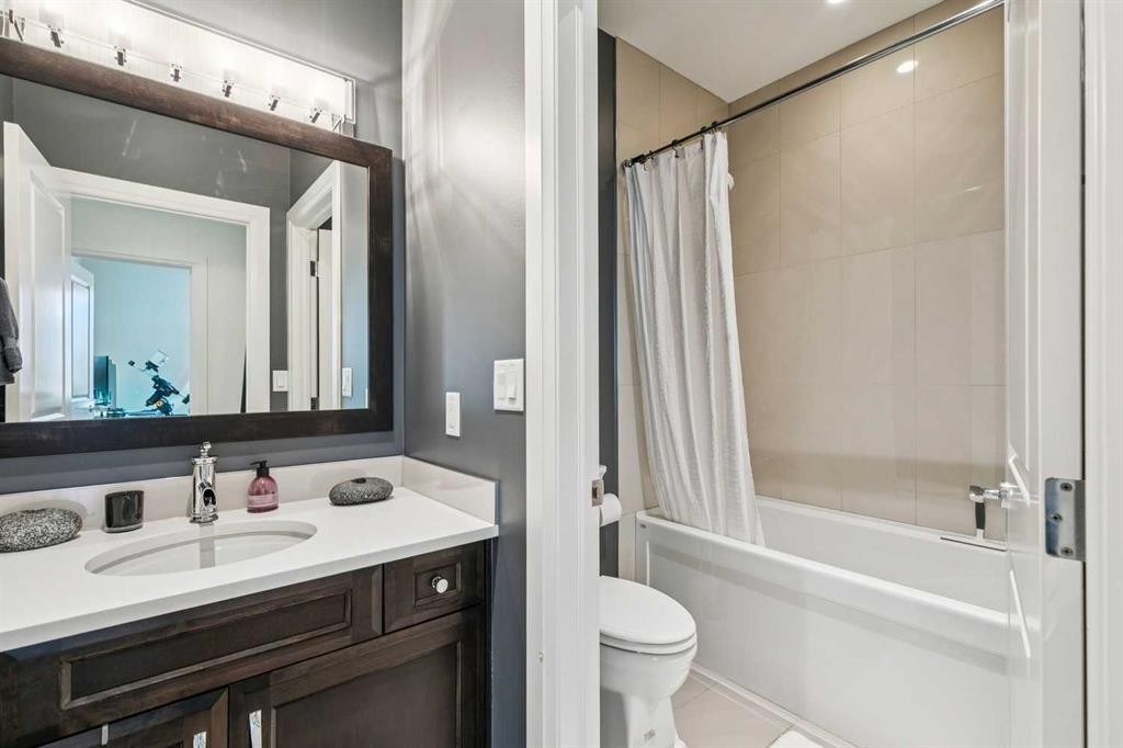 2109 20 Avenue Sw, Calgary, AB - Indoor Photo Showing Bathroom