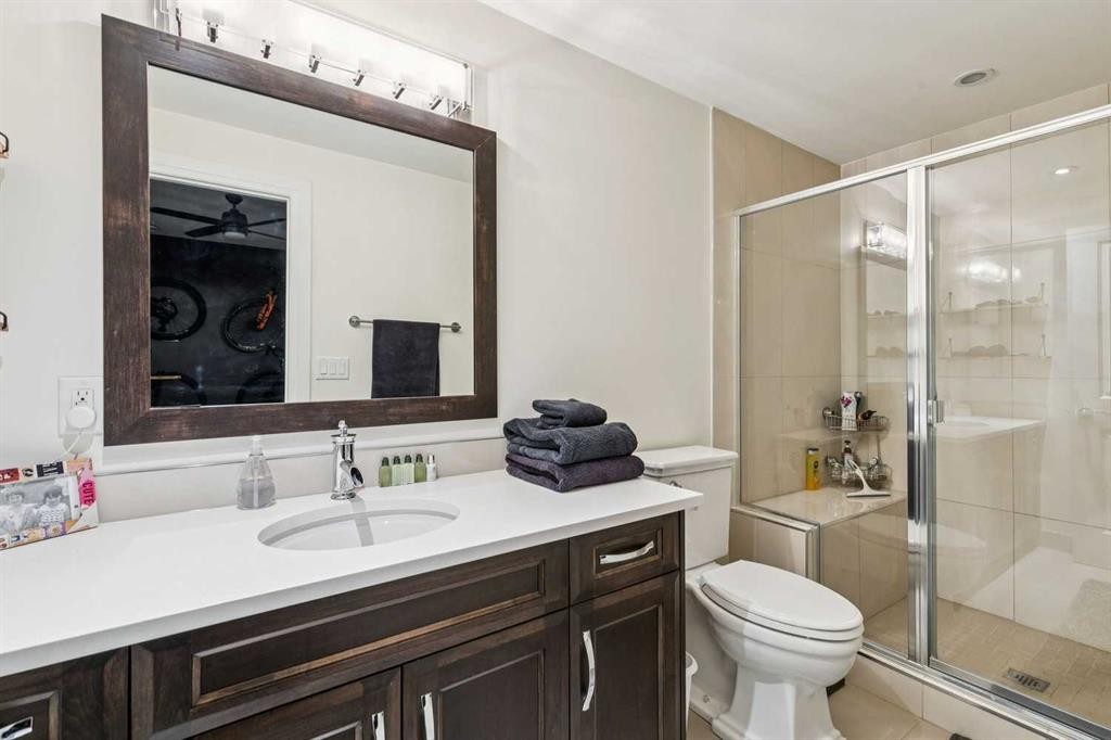2109 20 Avenue Sw, Calgary, AB - Indoor Photo Showing Bathroom
