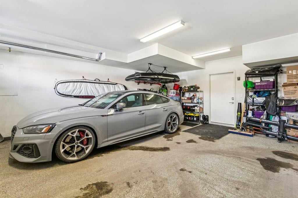 2109 20 Avenue Sw, Calgary, AB - Indoor Photo Showing Garage