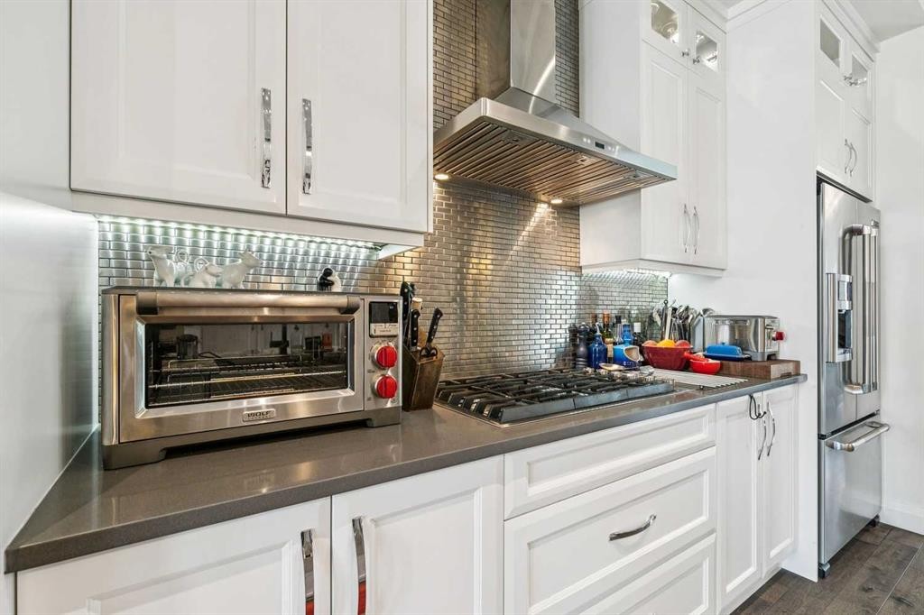 2109 20 Avenue Sw, Calgary, AB - Indoor Photo Showing Kitchen With Upgraded Kitchen