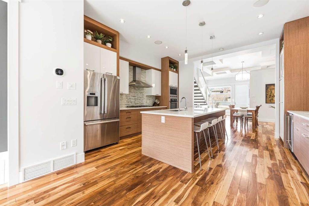 2027 42 Avenue Sw, Calgary, AB - Indoor Photo Showing Kitchen With Upgraded Kitchen