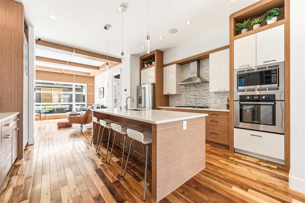 2027 42 Avenue Sw, Calgary, AB - Indoor Photo Showing Kitchen With Upgraded Kitchen