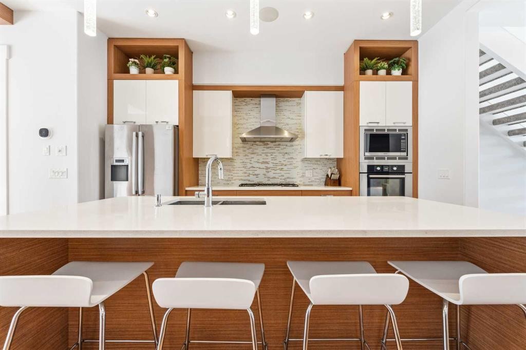 2027 42 Avenue Sw, Calgary, AB - Indoor Photo Showing Kitchen With Double Sink With Upgraded Kitchen