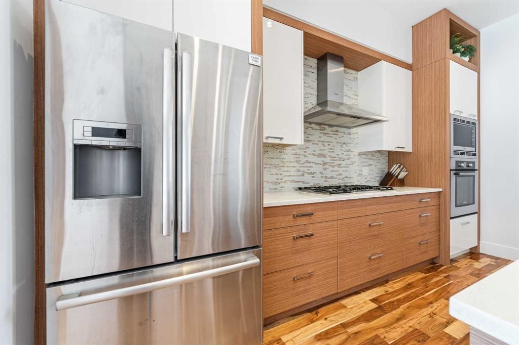 2027 42 Avenue Sw, Calgary, AB - Indoor Photo Showing Kitchen With Upgraded Kitchen