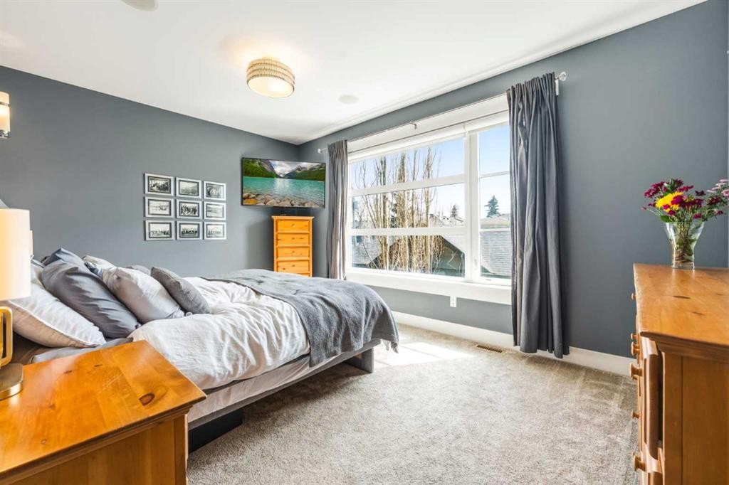 2027 42 Avenue Sw, Calgary, AB - Indoor Photo Showing Bedroom
