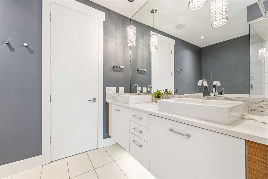 2027 42 Avenue Sw, Calgary, AB - Indoor Photo Showing Bathroom