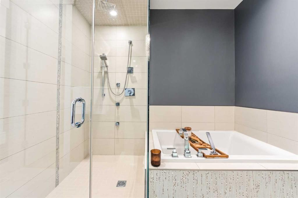 2027 42 Avenue Sw, Calgary, AB - Indoor Photo Showing Bathroom