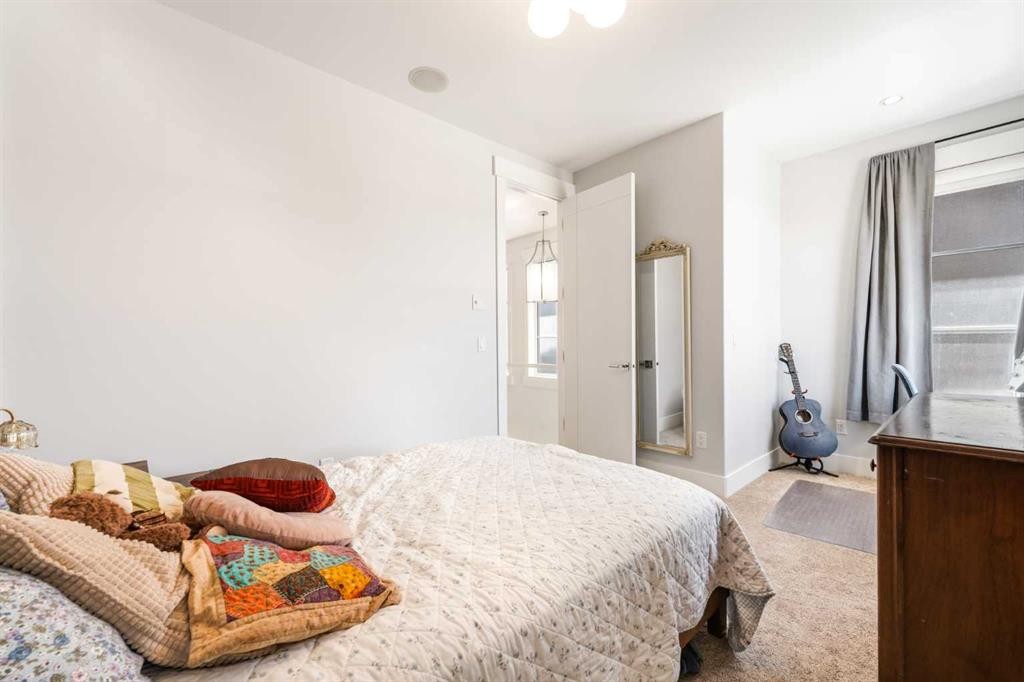2027 42 Avenue Sw, Calgary, AB - Indoor Photo Showing Bedroom