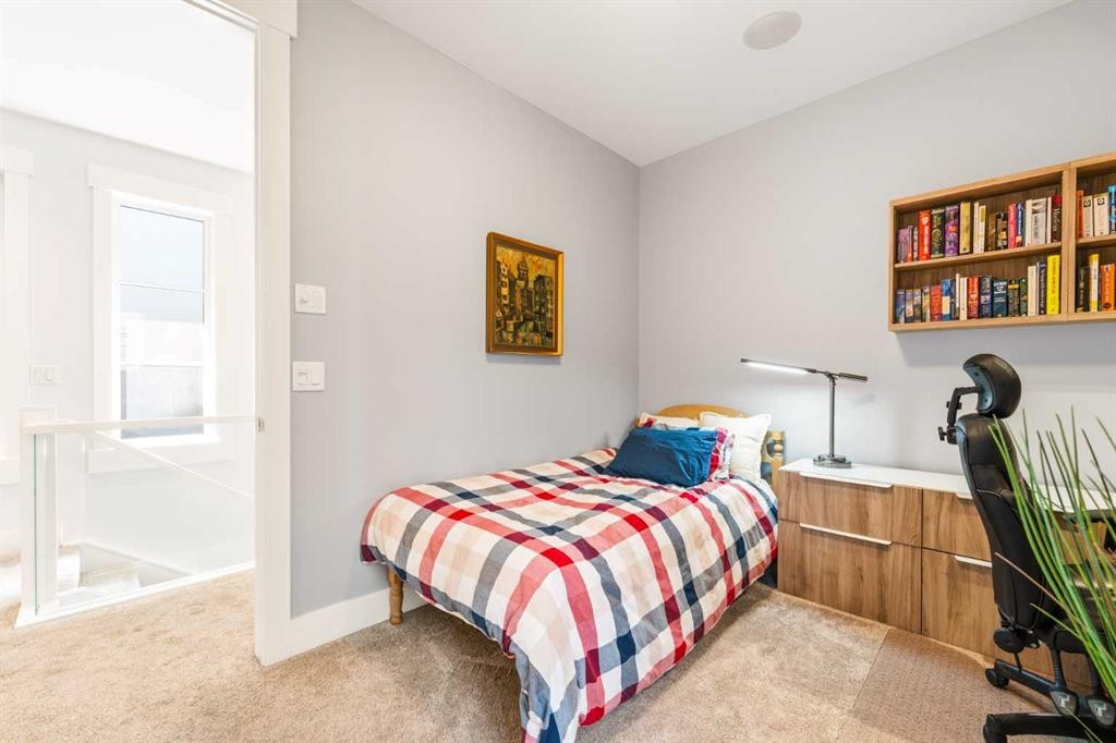 2027 42 Avenue Sw, Calgary, AB - Indoor Photo Showing Bedroom